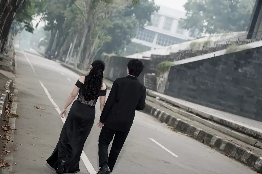 Pasangan berjalan di jalan setapak.