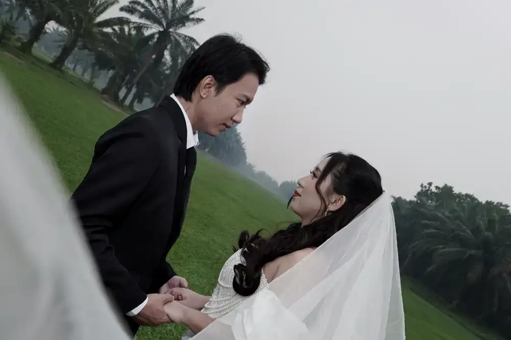 Andrew dan Putri berhadapan di kebun berkabut.