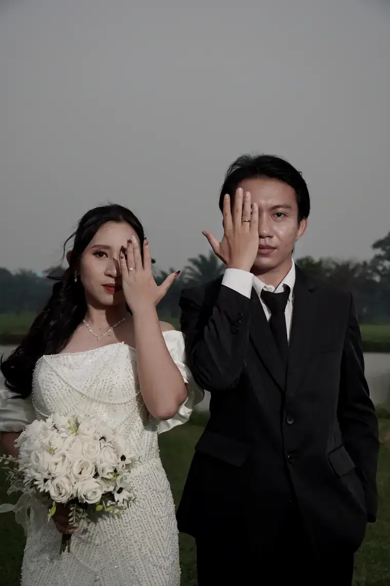 Andrew dan Putri menutup sebelah mata dengan tangan bercincin.