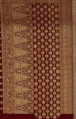 Kepala kain songket merah marun bertabur bunga emas dengan deretan tumpal pucuk rebung
