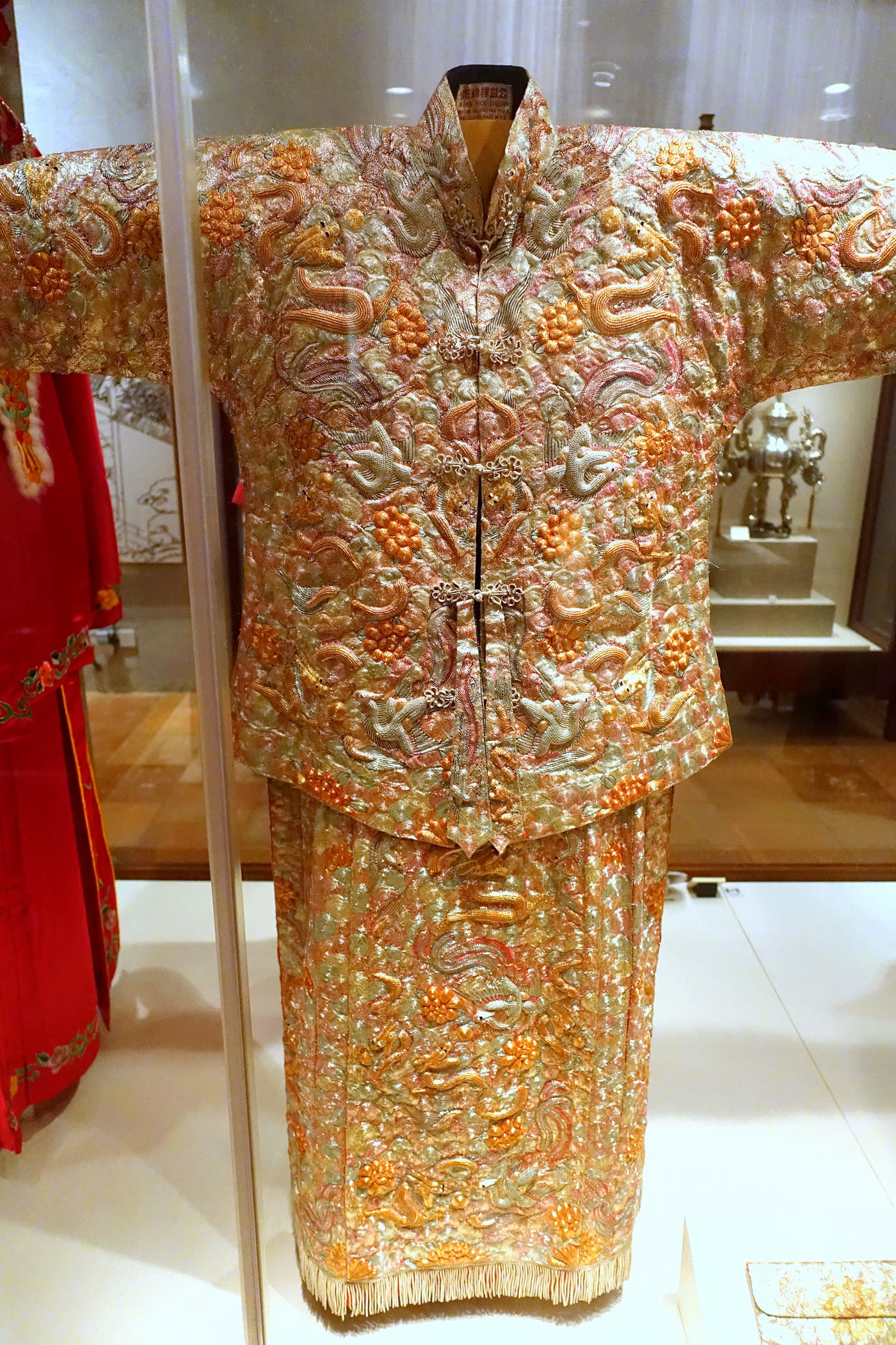 Busana pengantin sulam padat bermotif naga dan burung hong, koleksi museum