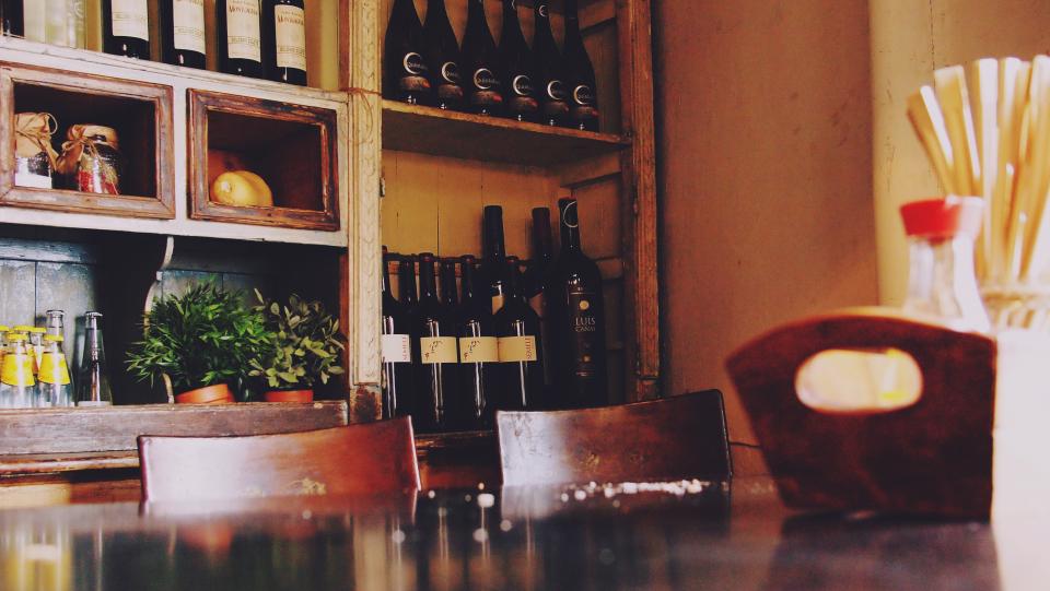 Sudut kedai dengan rak dan pencahayaan hangat