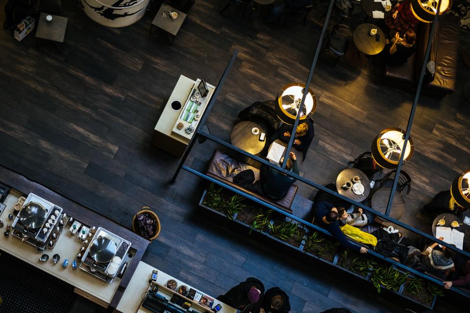 Interior kedai kopi dengan lampu gantung hangat