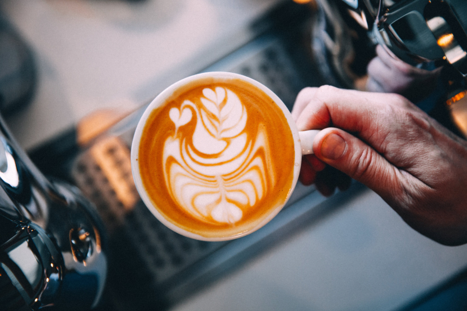 Segelas kopi dengan latte art
