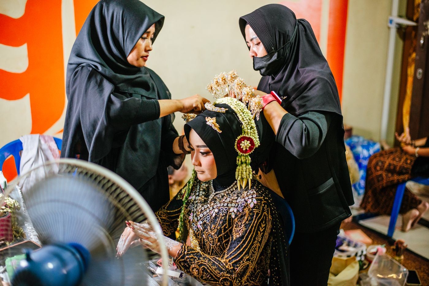 Perias menata mahkota pengantin