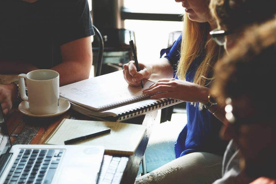 Seseorang bekerja dengan laptop di meja rapat