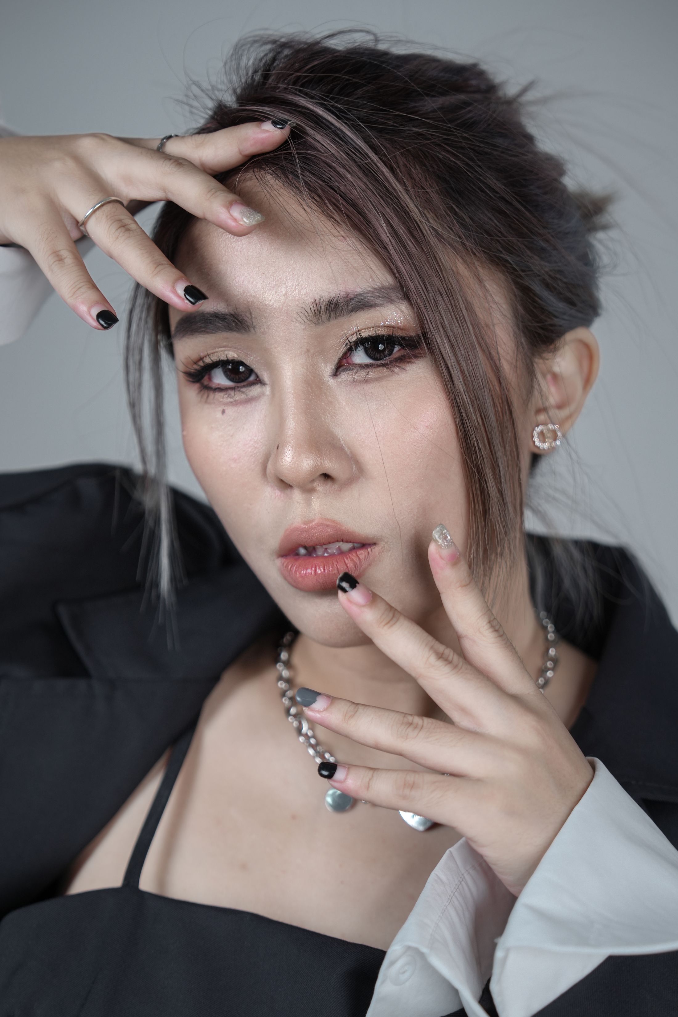 Model dengan latar studio kelabu