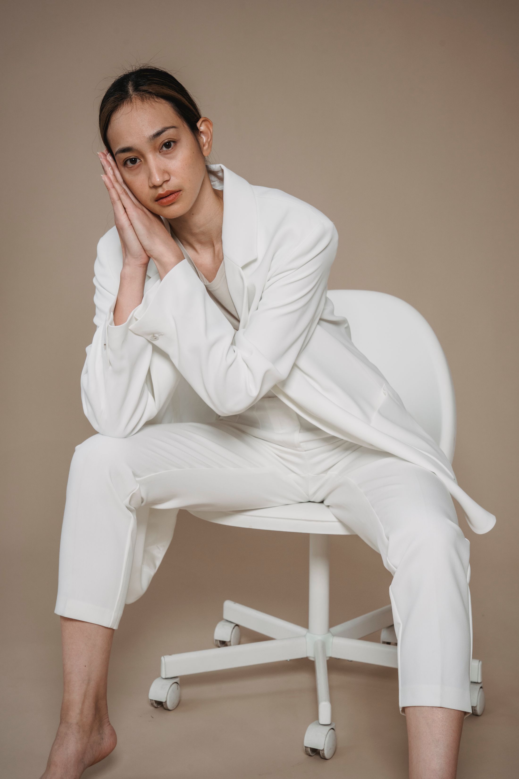 Model bersetelan putih di studio