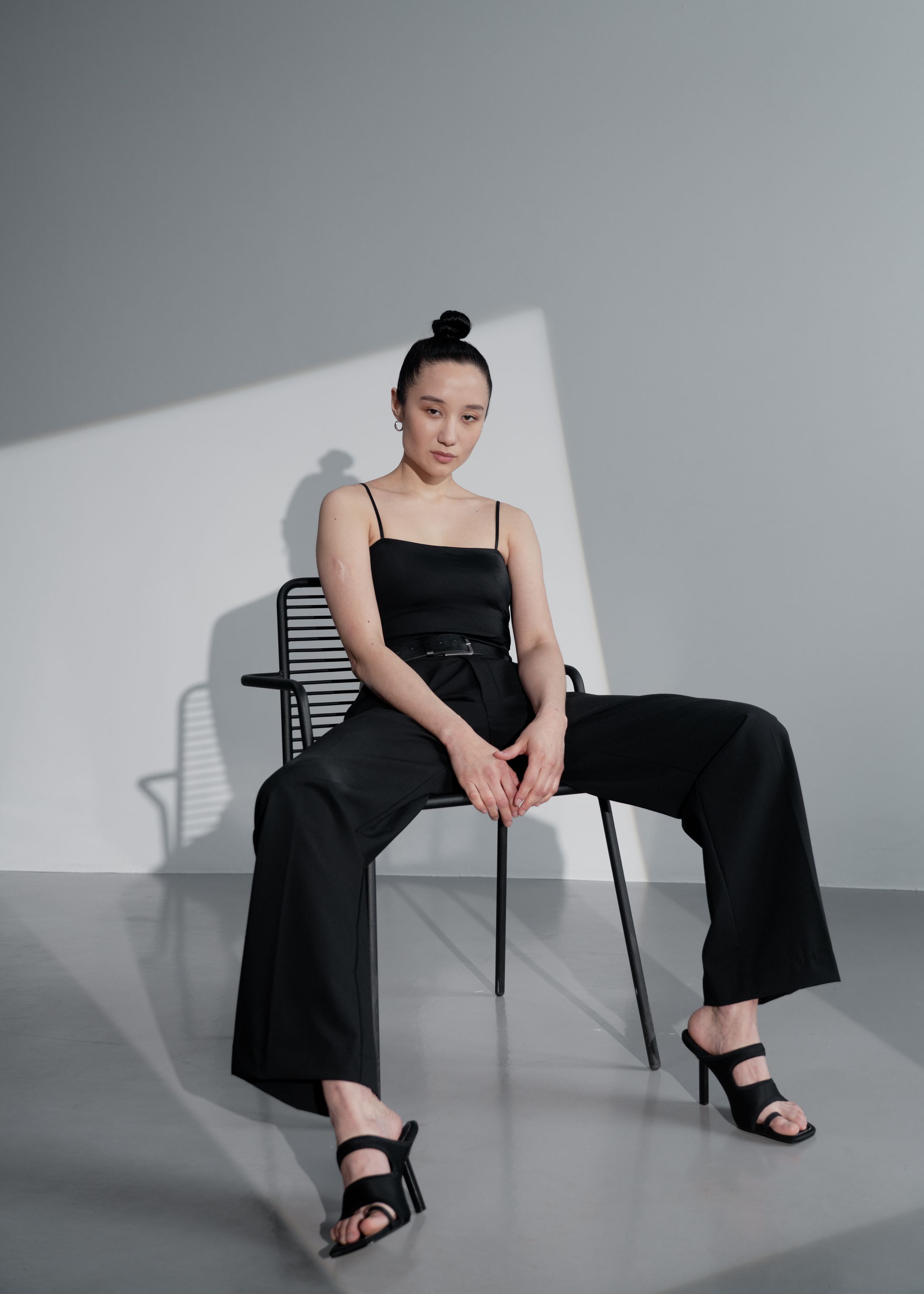 Model duduk di kursi di studio