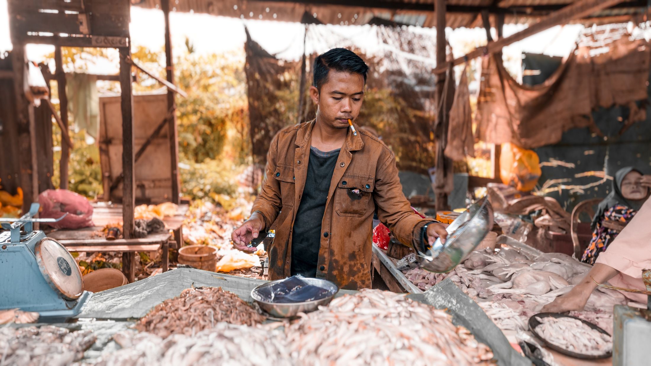 Penjual ikan asin di lapaknya