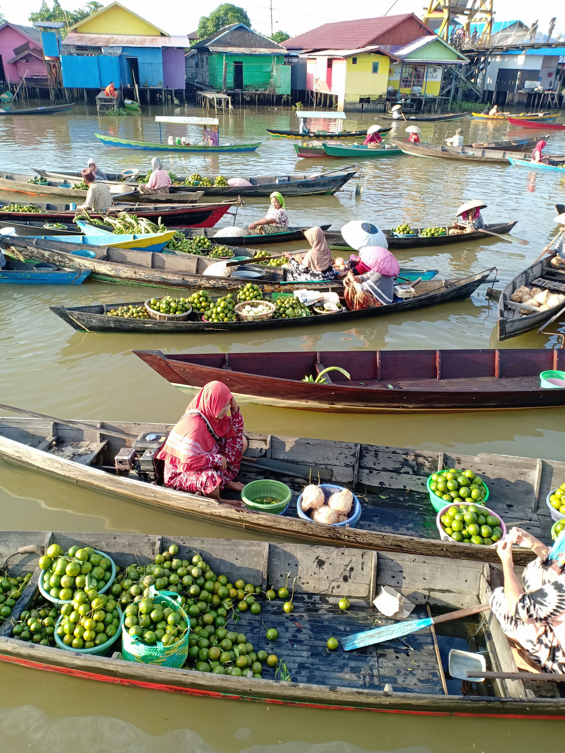Perahu penuh buah di pasar terapung