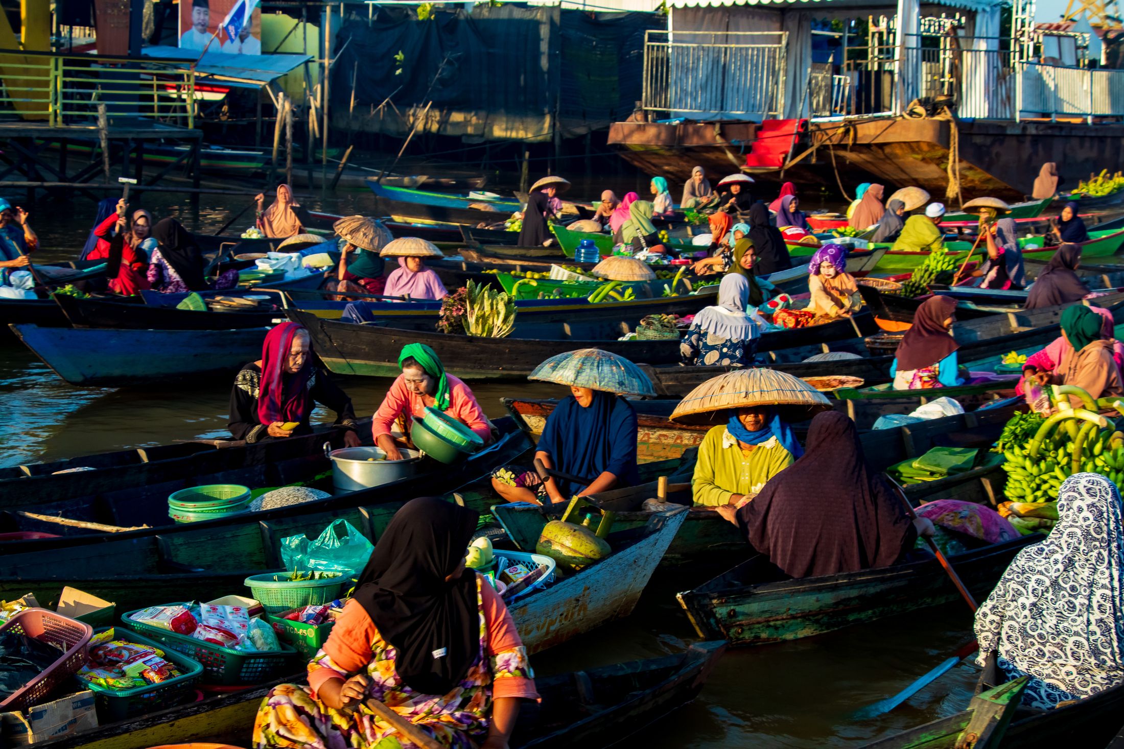Perahu pedagang berkumpul saat matahari terbit