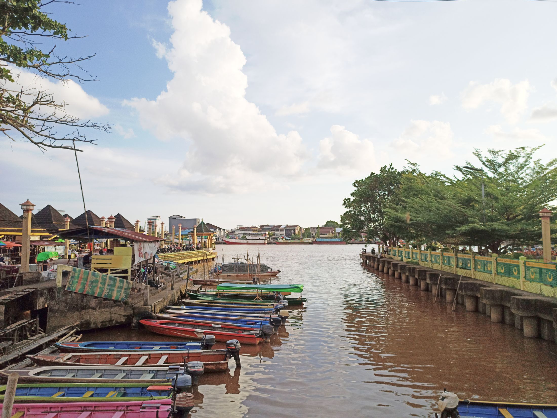 Deretan perahu di tepi sungai