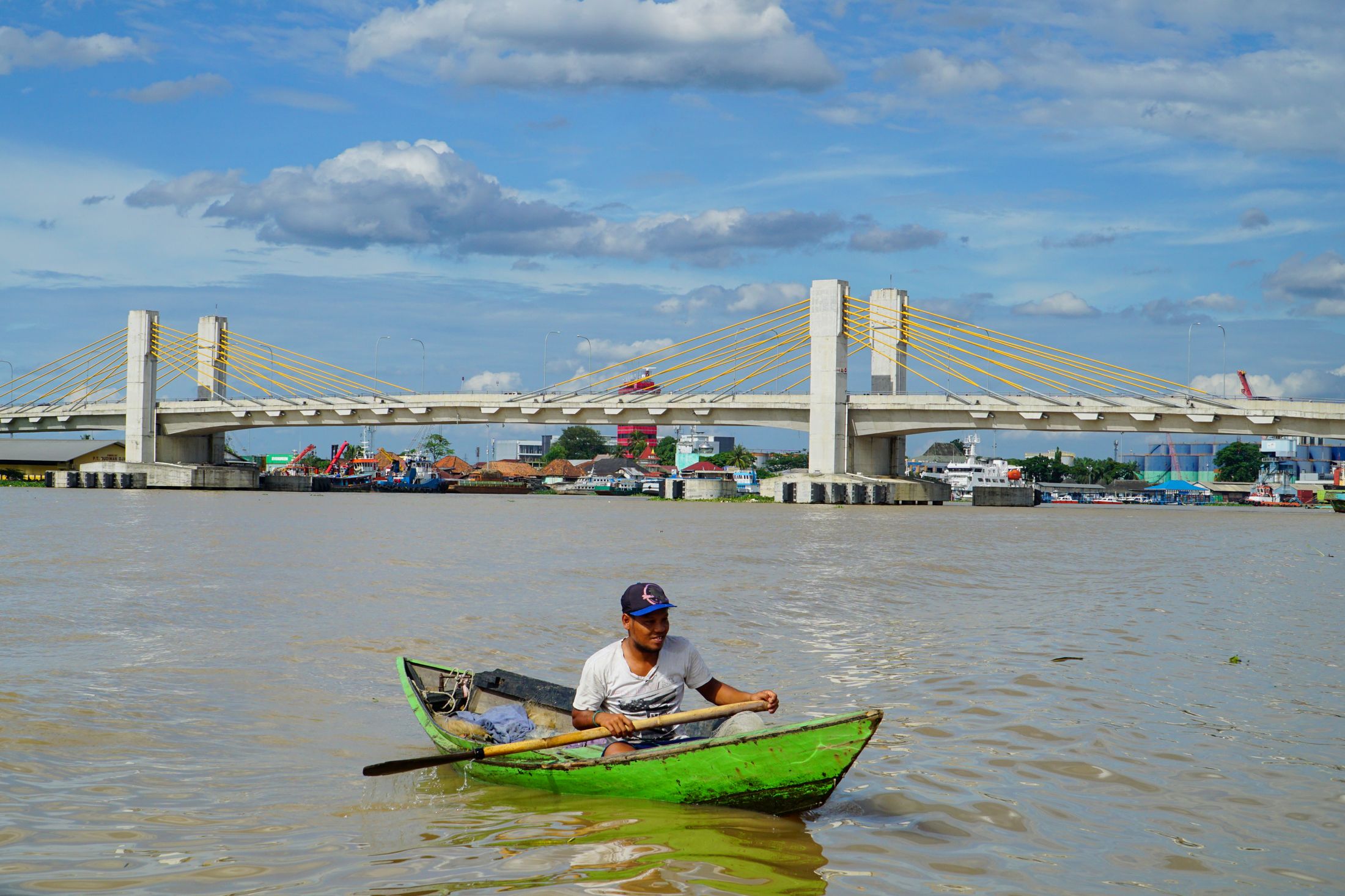 Penyeberang di bawah jembatan, 2025