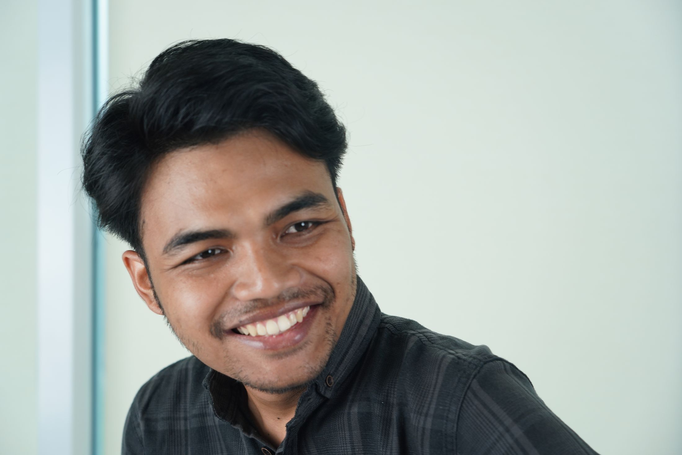 Dimas tersenyum
