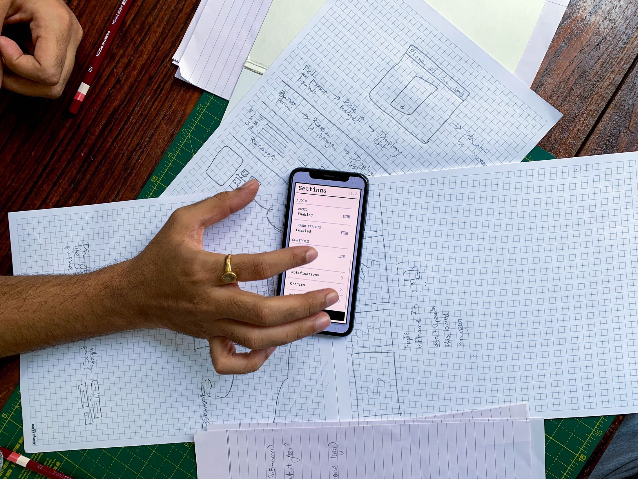 Ponsel di atas sketsa rancangan aplikasi