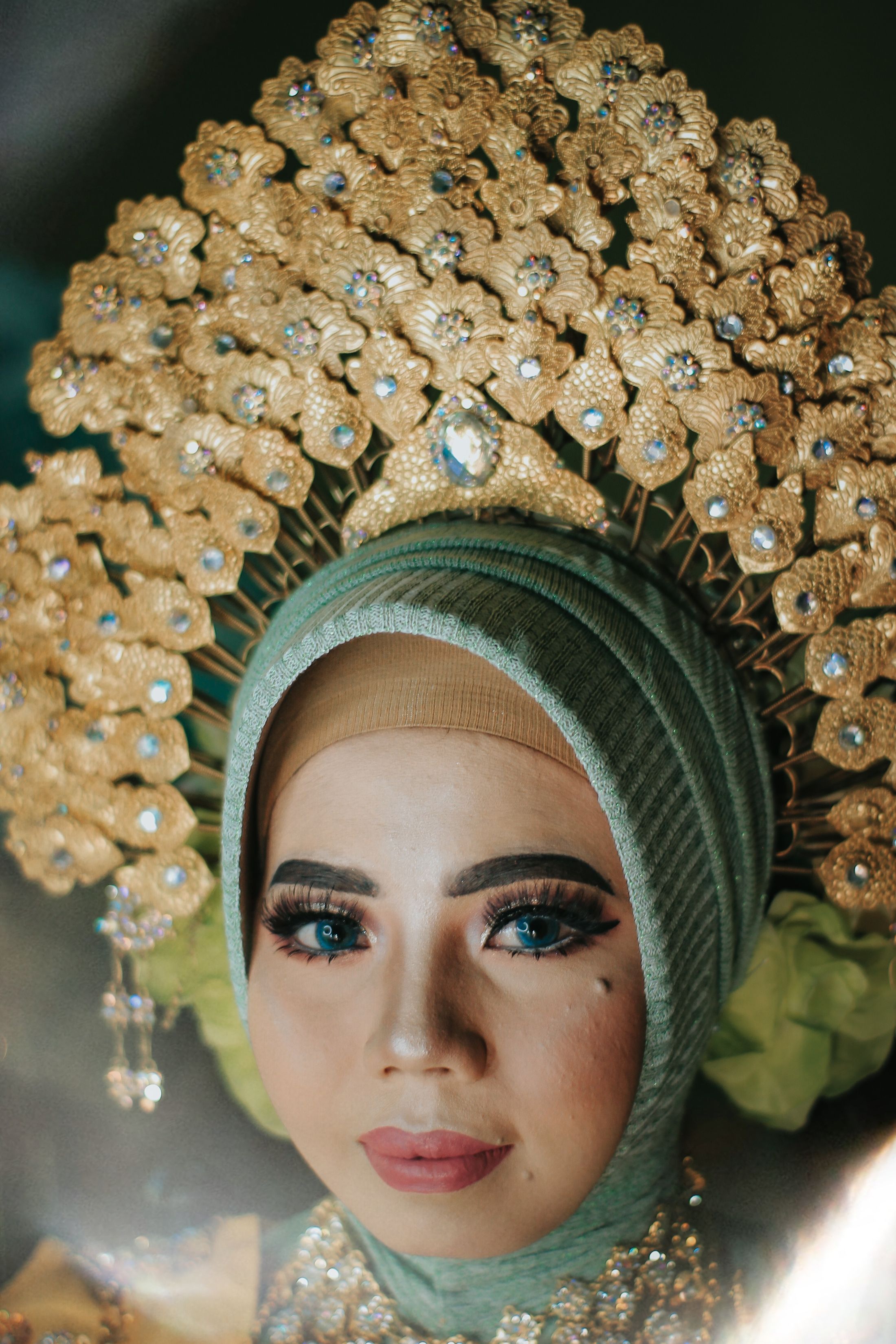 Pengantin berhijab dengan hiasan kepala emas