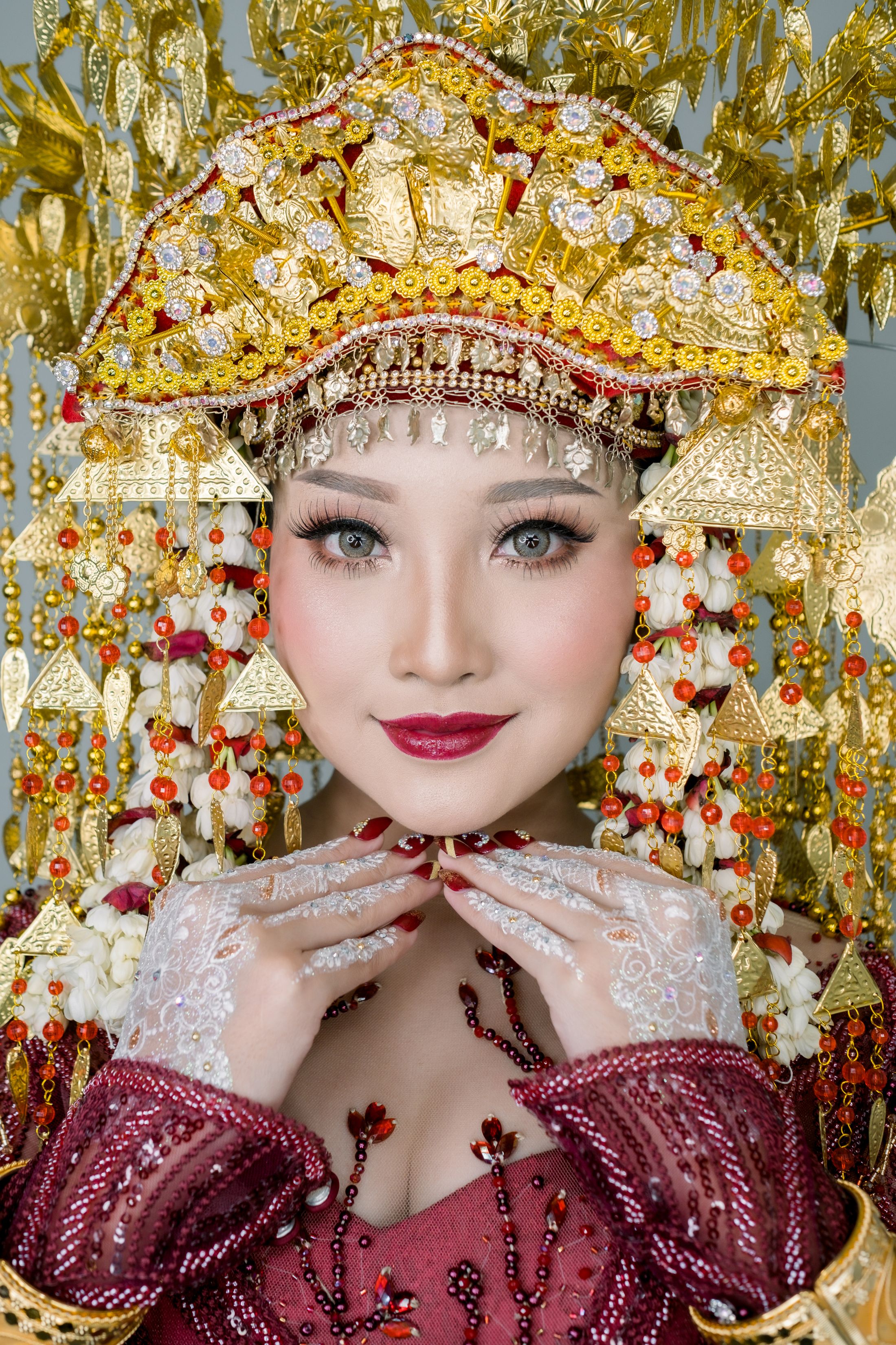 Pengantin dengan sunting emas tinggi