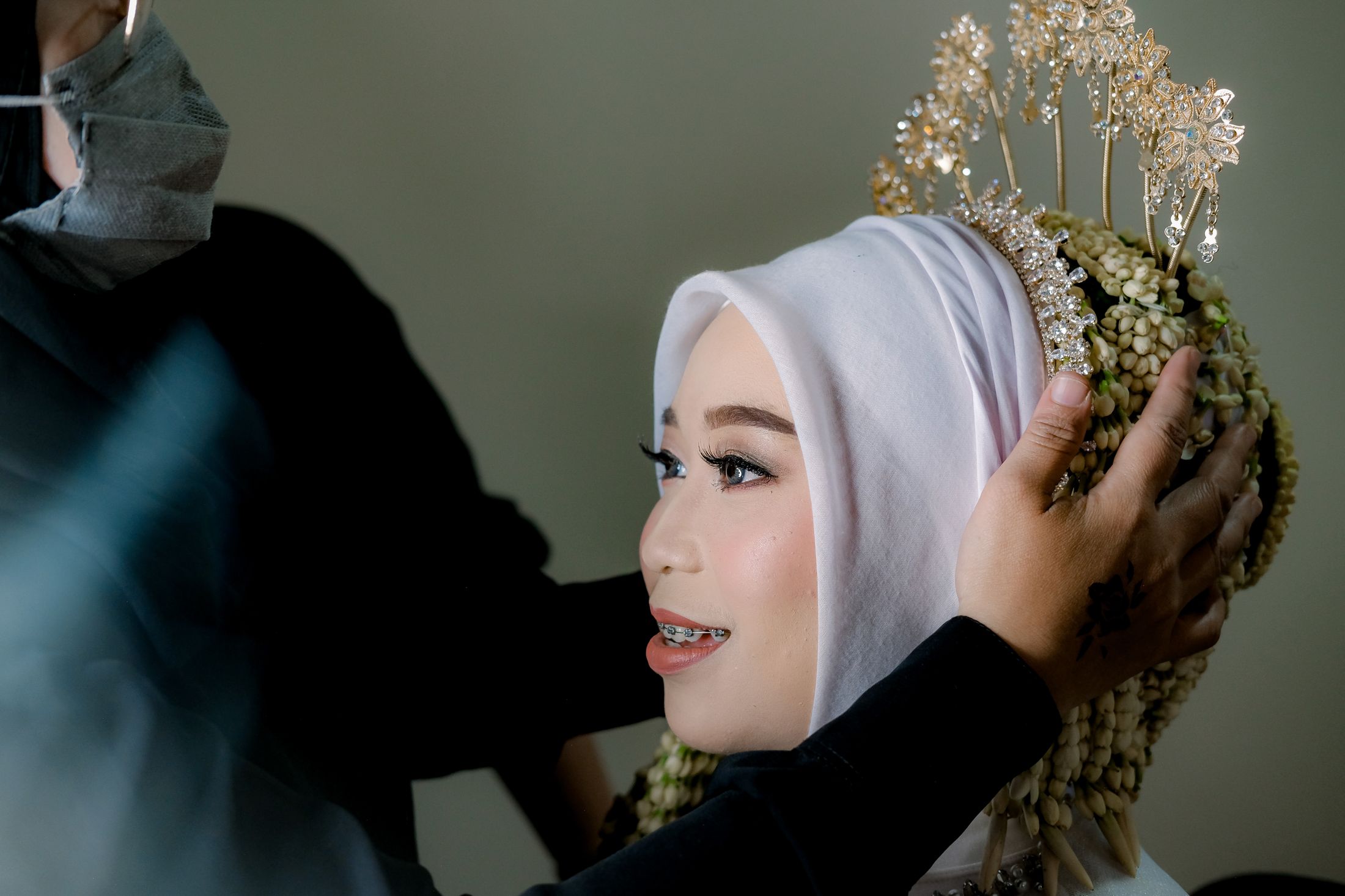 Ayu menata hiasan kepala pengantin