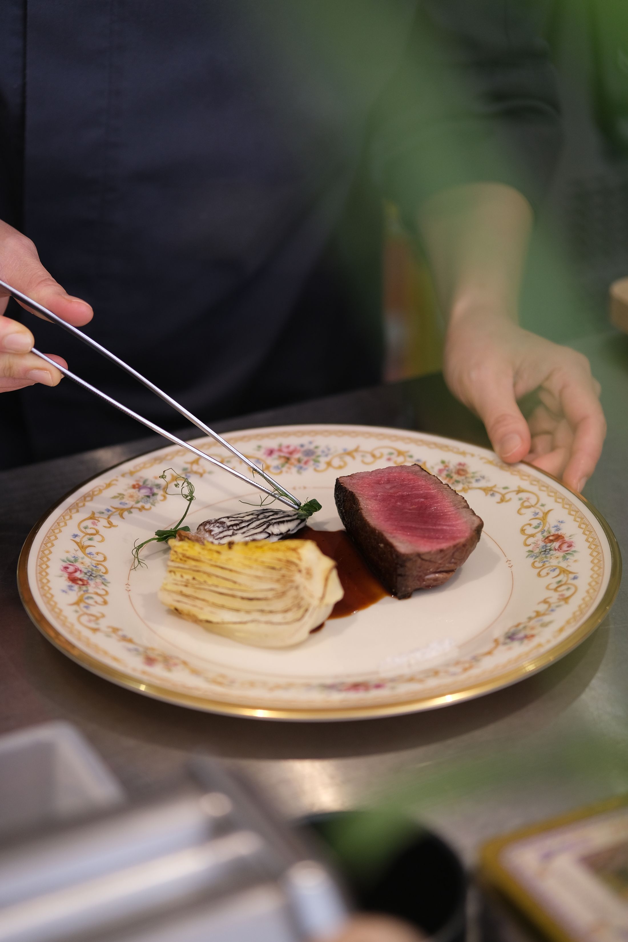 Daging merah dan kentang berlapis di piring