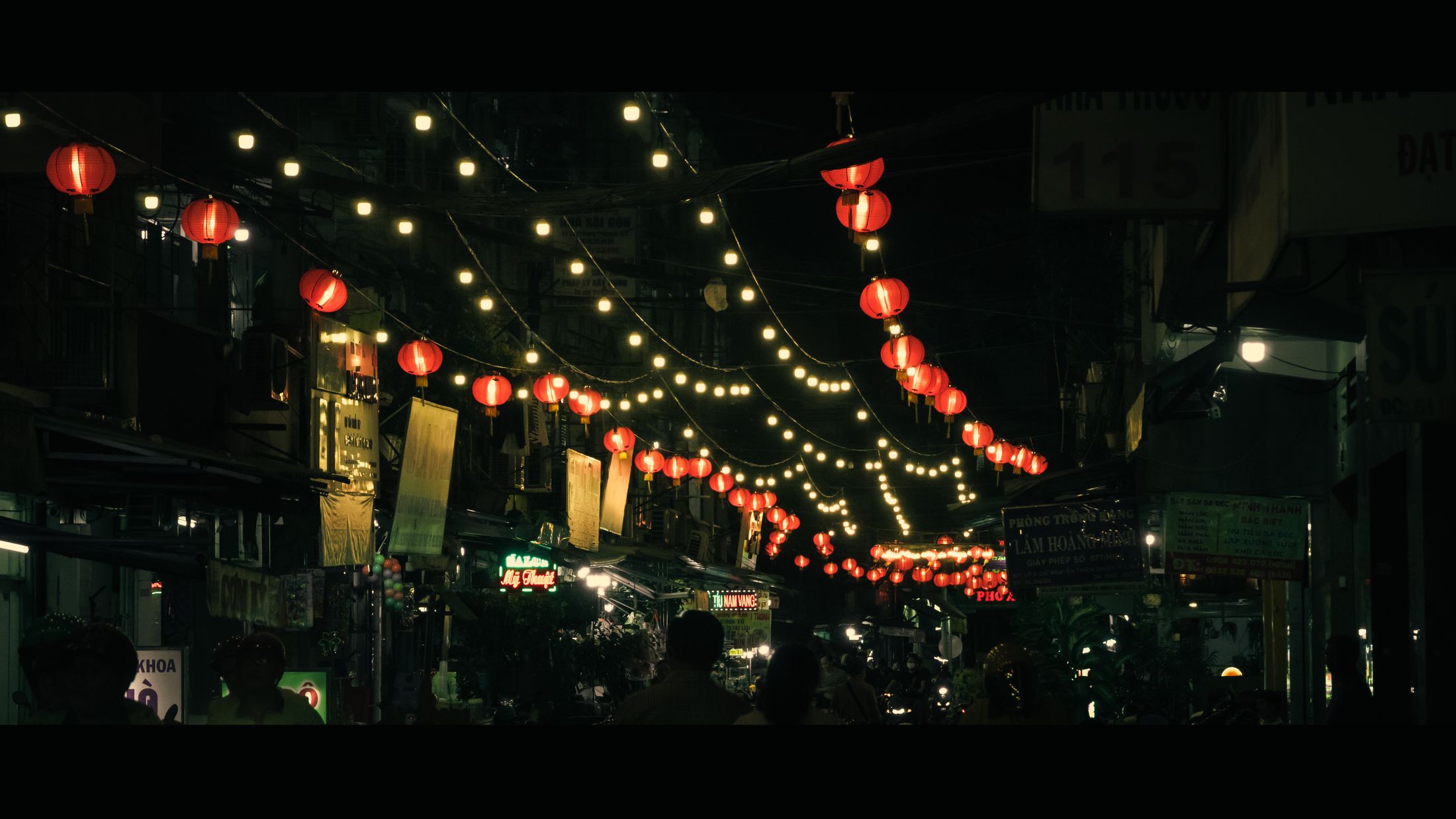 Jalan dengan lampion merah di malam hari