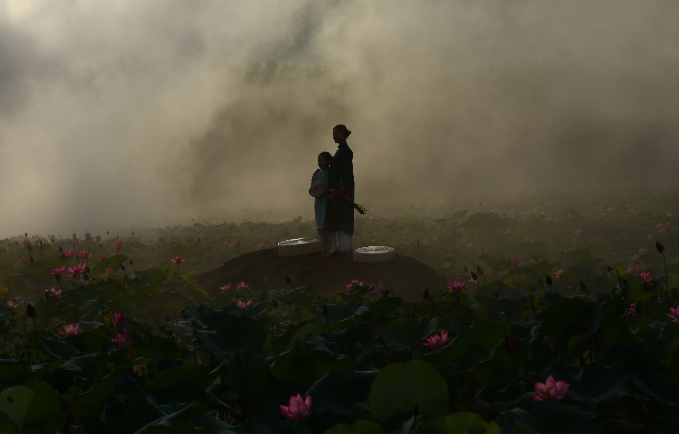 Dua sosok di ladang berkabut