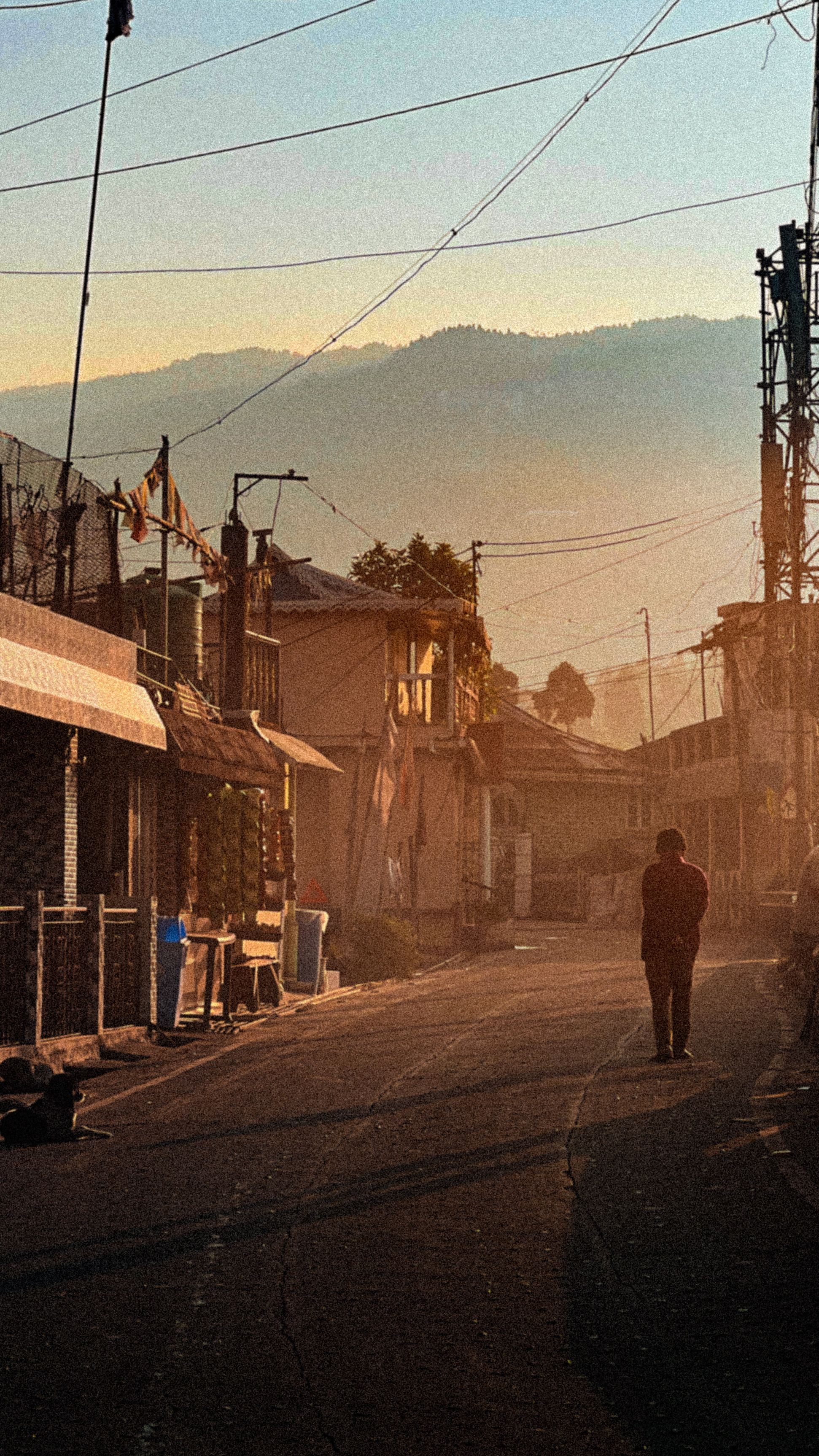 Sosok berjalan di jalan saat matahari terbit