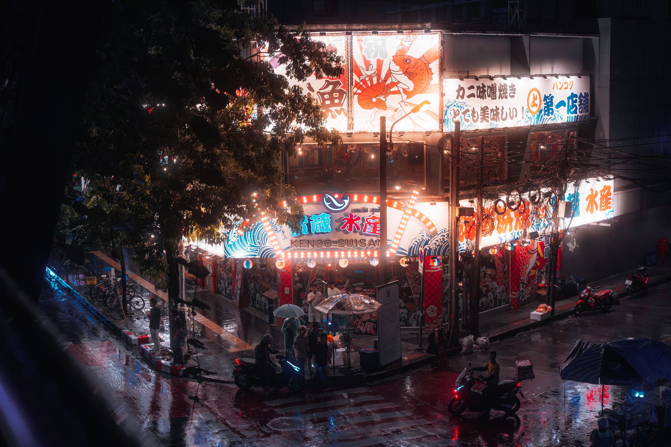 Sudut jalan dengan lampu neon
