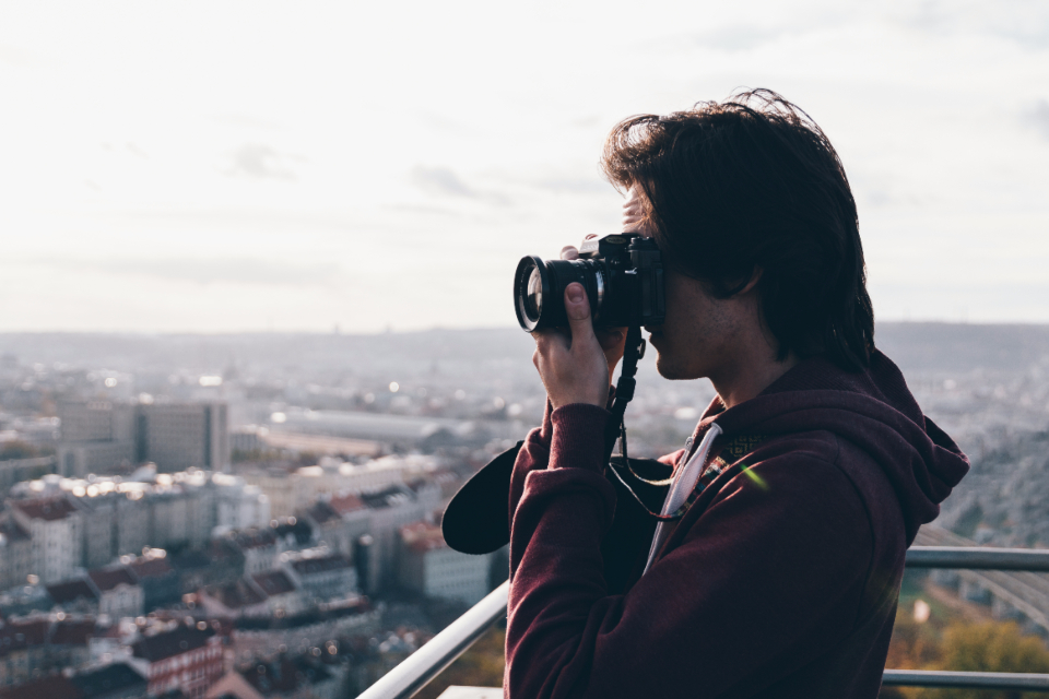 Fotografer memegang kamera