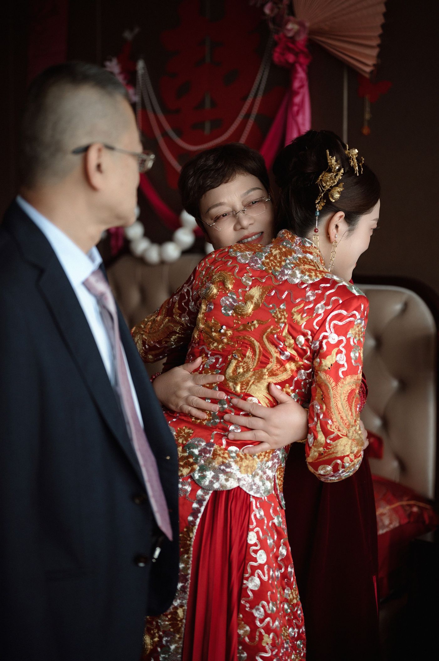 Pengantin perempuan dipeluk anggota keluarga